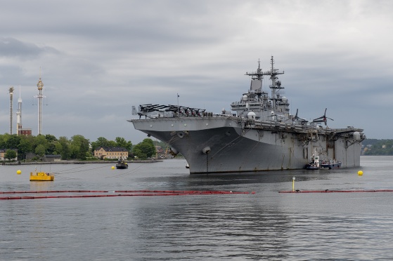 Det amerikanska landstigningsfartyget USS Kearsarge. Gröna lund ses till  vänster i bild. Foto:Thommy Jakobsson