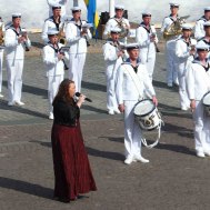 Jill Svensson sjunger " Gabriellas sång "  med Marinens Ungdomsmusikkår.
