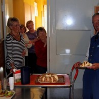 Roland Svensson blir bjuden på den efterlängtade Kungstårtan av "Flickorna i köket."