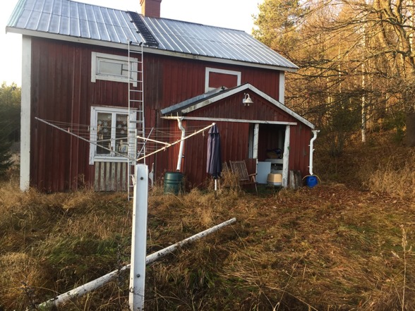 Här har Uffe redan hunnit lägga på en ny takplåt på nocken till höger om skorstenen Här har Uffe redan hunnit lägga på en ny takplåt på nocken till höger om skorstenen