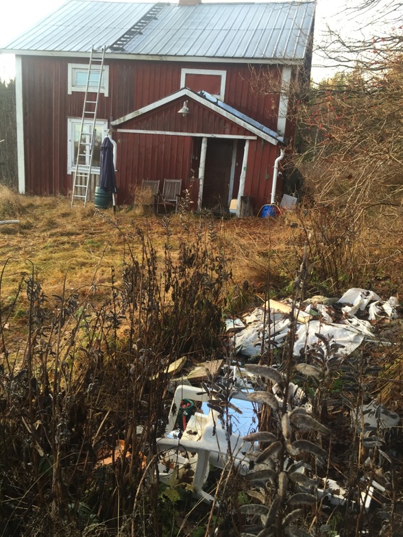 Tidigare ägaren har anlagt en egen soptipp på uppfarten... Tidigare ägaren har anlagt en egen soptipp på uppfarten...