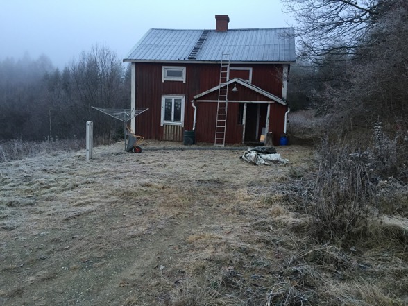 Skräphögen på gårdsplan är borta, vi har varit på återvinningscentralen och lämnat allt som inte går att elda Skräphögen på gårdsplan är borta, vi har varit på återvinningscentralen och lämnat allt som inte går att elda
