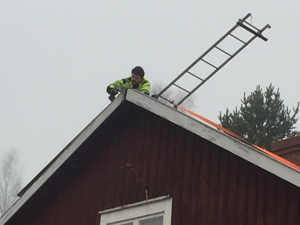 Uffe skruvar fast takplåten så den inte ska blåsa av. Träet under är dock delvis murket så det går åt många skruvar... Uffe skruvar fast takplåten så den inte ska blåsa av. Träet under är dock delvis murket så det går åt många skruvar...