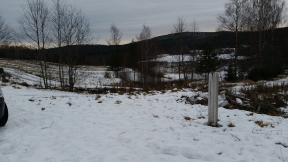 Utsikt från huset över dalen. Vägen som man ser till vänster går vidare till grannarna, som verkar himla trevliga. Åretruntboende pensionärer som tar väl hand om sina hus. Utsikt från huset över dalen. Vägen som man ser till vänster går vidare till grannarna, som verkar himla trevliga. Åretruntboende pensionärer som tar väl hand om sina hus.