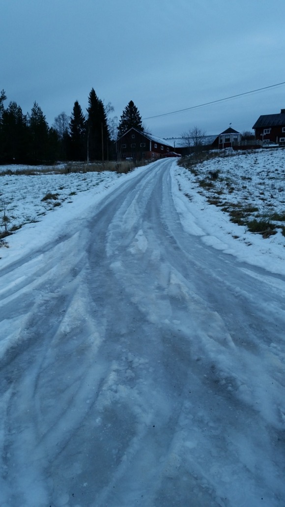 Isbana upp till gården man kör igenom för att komma till vår gård. Isbana upp till gården man kör igenom för att komma till vår gård.