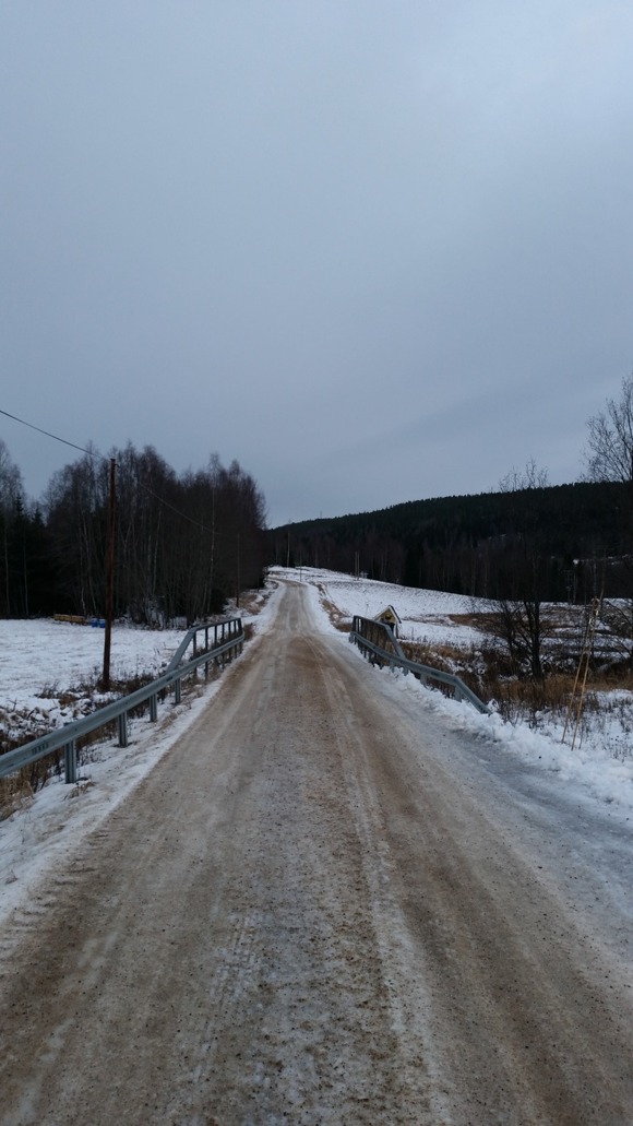Vägen upp till Furuhult. Här ser man nu ett av vindkraftverken växa upp, i mitten upp på berget. *mummel* Vägen upp till Furuhult. Här ser man nu ett av vindkraftverken växa upp, i mitten upp på berget. *mummel*
