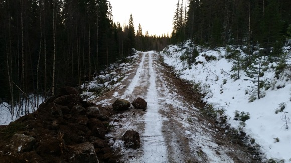 Uffes jobb nånstans mitt i skogen söder om Härnösand: gräva diken och fixa skogsväg. Uffes jobb nånstans mitt i skogen söder om Härnösand: gräva diken och fixa skogsväg.