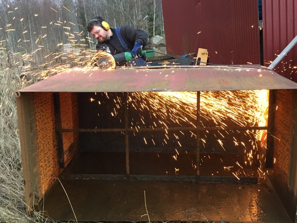 Händig karl är guld värd. Tanken är fylld med vatten, så medan vi käkar juldagslunch hos Stefan och Ingrid, tömmer vi tanken. Efter det rakar vi ut en massa oljeguck och Uffe skär av den till lämplig höjd. Även sidoväggarna tas tillvara. Martina kör Jonas fantastiska högtryckstvätt med varmvatten och vips så är vårt blivande flak rent och fint. Händig karl är guld värd. Tanken är fylld med vatten, så medan vi käkar juldagslunch hos Stefan och Ingrid, tömmer vi tanken. Efter det rakar vi ut en massa oljeguck och Uffe skär av den till lämplig höjd. Även sidoväggarna tas tillvara. Martina kör Jonas fantastiska högtryckstvätt med varmvatten och vips så är vårt blivande flak rent och fint.