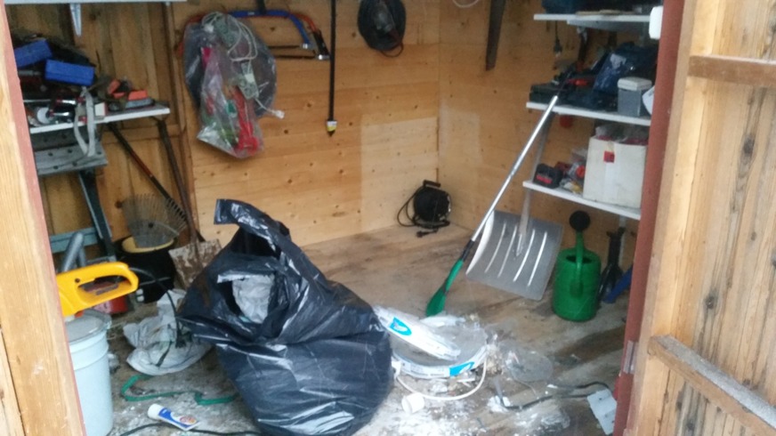 Förrdået rensas och storstädas, en del bra att ha-saker hittas. Förrdået rensas och storstädas, en del bra att ha-saker hittas.