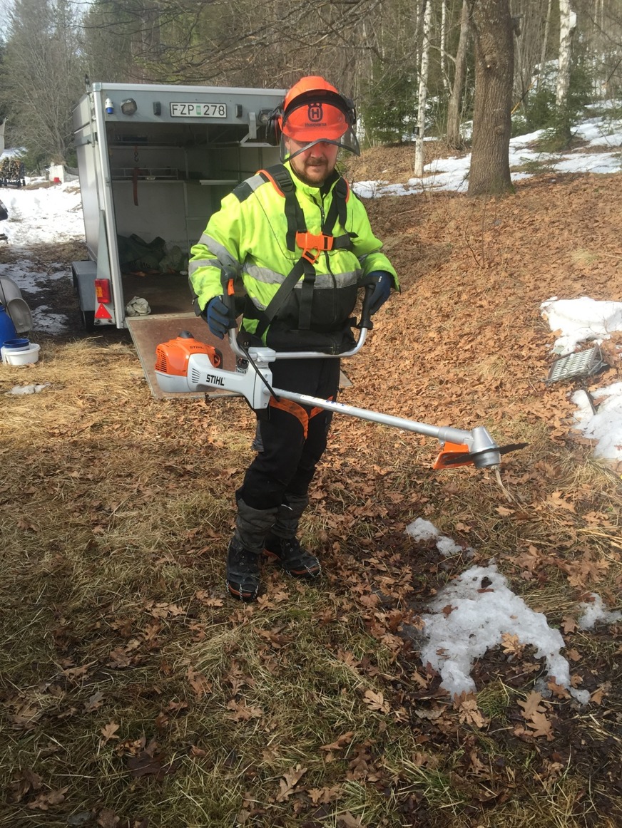 Uffe med nya röjsågen Uffe med nya röjsågen