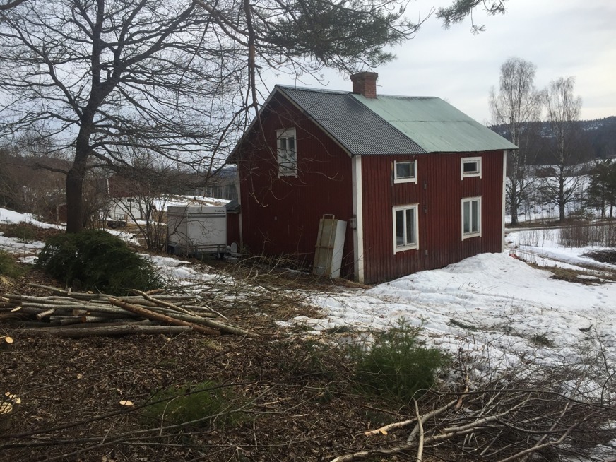 Vy uppifrån backen vid tallen, se föregående bild. Uppfartsvägen skymtar man till höger bakom huset med de 2 stora björkarna. Grannarnas lagord ser man mellan vårt förråd och huset till vänster. Vy uppifrån backen vid tallen, se föregående bild. Uppfartsvägen skymtar man till höger bakom huset med de 2 stora björkarna. Grannarnas lagord ser man mellan vårt förråd och huset till vänster.