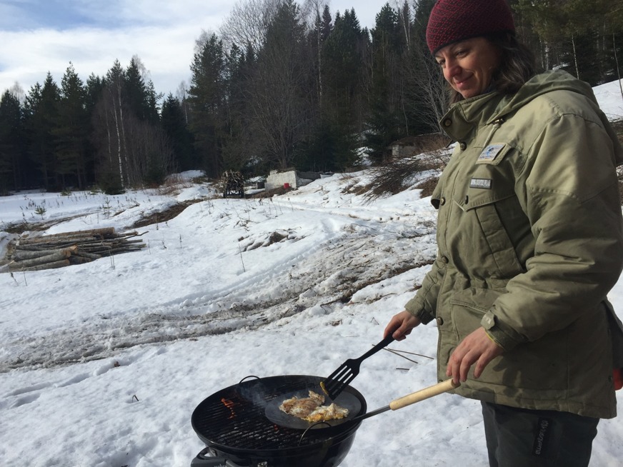Muurikka-pannan är väl värd sina pengar. Vi sitter i lä bakom huset, och har skakat liv i grillen som blev kvarlämnad. Muurikka-pannan är väl värd sina pengar. Vi sitter i lä bakom huset, och har skakat liv i grillen som blev kvarlämnad.