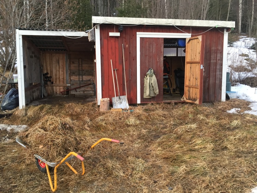 Passade också på att städa ur vagnens parkeringsgarage och kratta upp allt torrt gräs. Passade också på att städa ur vagnens parkeringsgarage och kratta upp allt torrt gräs.