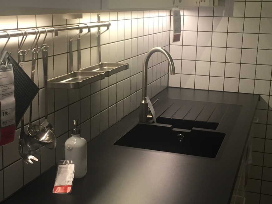 Svart bänkskiva. Funderar dock på betong-gråmelerad... Uffe har utslagsröst :-) Svart bänkskiva. Funderar dock på betong-gråmelerad... Uffe har utslagsröst :-)