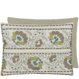 Designers Guild A.Nyhet Kudde ENAMEL FLOWER CELADON COTTON 40x30 CCDG1593 Kampanj 25% rabatt på hela köpet över 5000 kr (gäller ej rea och tyger) KOD. GTGYTKXL