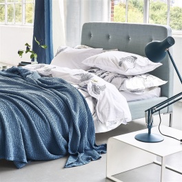 Designers Guild Våfelfilt/Överkast Alba Wedgwood två storlekar 244x224cm BLDG0158, 267x244cm BLDG0172 Kampanj 25% rabatt på hela köpet över 5000 kr (gäller ej rea och tyger) KOD. GTGYTKXL
