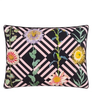 Christian Lacroix Kudde FLOWER'S GAME BOURGEON 60 x 45 cm CCCL0616 (1-PACK) Kampanj 25% rabatt på hela köpet över 5000 kr (gäller ej rea och tyger) KOD. GTGYTKXL - Kudde per st