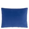 Designers Guild Kudde BLENGDALE COBALT 60x45 CCDG1371 finns i ytterligare 1 färg (1-PACK) Kampanj 25% rabatt på hela köpet över 5000 kr (gäller ej rea och tyger) KOD. GTGYTKXL - Visar kudde baksida