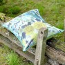 Designers Guild Outdoor Kudde JAPONAISERIE AZURE 60x45 cm CCDG01252 (1-PACK) Kampanj 25% rabatt på hela köpet över 5000 kr (gäller ej rea och tyger) KOD. GTGYTKXL