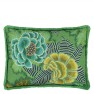 A Nyhet Designers Guild Kudde ROSE DE DAMAS EMBROIDERED JADE 60x45 CCDG1468 (2-PACK) Kampanj 25% rabatt på hela köpet över 5000 kr (gäller ej rea och tyger) KOD. GTGYTKXL