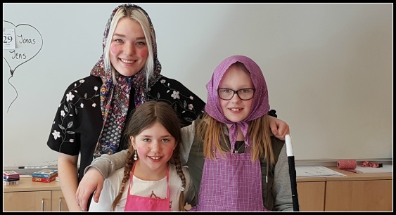 Påskkärringarna Ida Melander och Lova Byström, 4C, med läraren och påskkärringen Ida Norin . Foto: Therés Forsén Påskkärringarna Ida Melander och Lova Byström, 4C, med läraren och påskkärringen Ida Norin . Foto: Therés Forsén