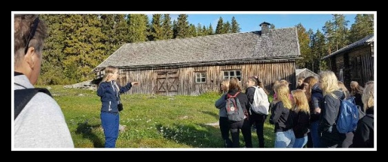 Museipersonal berättade för eleverna hur ett självhushåll fungerade förr i tiden. Foto: Gisela Edlund Museipersonal berättade för eleverna hur ett självhushåll fungerade förr i tiden. Foto: Gisela Edlund