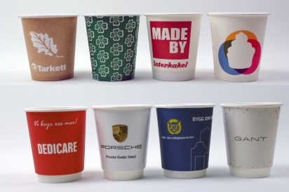 Pappersmuggar, Pappmuggar, Pappersmuggar med tryck, Pappersmuggar med eget tryck, Miljövänliga pappersmuggar, Engångsmuggar, Muggar papper, Snygga pappersmuggar, FSC, Komposterbart, Billiga, Pappersmuggar med lock, PL belägd pappersmuggar, Pappersmuggar med eget tryck, Billiga pappersmuggar, Pappersmuggar billigt, Pappersmuggar kaffe, Pappersmugg espresso, Engångsmuggar kaffe, Engångs kaffemuggar med lock, Take away muggar engångs, Istället för PE-beläggning på insidan används PLA. PLA eller polymjölksyra är komposterbar och biologiskt nedbrytbar. Miljövänliga pappersmuggar Pappersmuggar, Pappmuggar, Pappersmuggar med tryck, Pappersmuggar med eget tryck, Miljövänliga pappersmuggar, Engångsmuggar, Muggar papper, Snygga pappersmuggar, FSC, Komposterbart, Billiga, Pappersmuggar med lock, PL belägd pappersmuggar, Pappersmuggar med eget tryck, Billiga pappersmuggar, Pappersmuggar billigt, Pappersmuggar kaffe, Pappersmugg espresso, Engångsmuggar kaffe, Engångs kaffemuggar med lock, Take away muggar engångs, Istället för PE-beläggning på insidan används PLA. PLA eller polymjölksyra är komposterbar och biologiskt nedbrytbar. Miljövänliga pappersmuggar