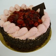 Jordgubbsmoussetårta, ljus botten, vaniljkräm, sylt, jordgubbsmousse och bär