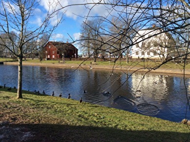 Den vackra utsikten över Varnan som flyter genom Kristinehamn precis uanför fönstret. Den vackra utsikten över Varnan som flyter genom Kristinehamn precis uanför fönstret.