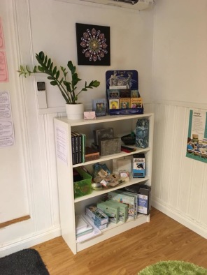 En liten produkthylla med Encaustic Art material, rökelser, tarot- och änglakort.... En liten produkthylla med Encaustic Art material, rökelser, tarot- och änglakort....