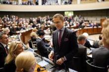 Finlands samarbetsminister Alexander Stubb på väg upp i talarstolen. Bild: Benjamin Suomela - norden.org Finlands samarbetsminister Alexander Stubb på väg upp i talarstolen. Bild: Benjamin Suomela - norden.org