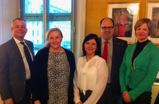 Göran Arrius (Saco), Ewa Björling (nordisk samarbetsminister), Eva Nordmark (TCO), Karl-Petter Thorwaldsson (LO) och Loa Brynjulfsdottir (NFS) Göran Arrius (Saco), Ewa Björling (nordisk samarbetsminister), Eva Nordmark (TCO), Karl-Petter Thorwaldsson (LO) och Loa Brynjulfsdottir (NFS)