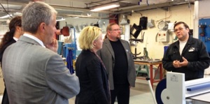 Fredrik Karlström, näringsminister på Åland, DagFinn Höybråten, NMRs generalsekreterare, och Hillevi Engström, arbetsmarknadsminister i Sverige, samtalar med två lärare på UtbildningNord i Övertorneå Fredrik Karlström, näringsminister på Åland, DagFinn Höybråten, NMRs generalsekreterare, och Hillevi Engström, arbetsmarknadsminister i Sverige, samtalar med två lärare på UtbildningNord i Övertorneå