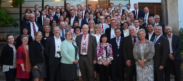 Större delen av den nordiska delegationen. Bilden togs i samband med att den svenska ambassadören Staffan Carlsson tog emot de nordiska fackliga delegaterna i sitt residens i Berlin. Foto: Torgny Haså Större delen av den nordiska delegationen. Bilden togs i samband med att den svenska ambassadören Staffan Carlsson tog emot de nordiska fackliga delegaterna i sitt residens i Berlin. Foto: Torgny Haså