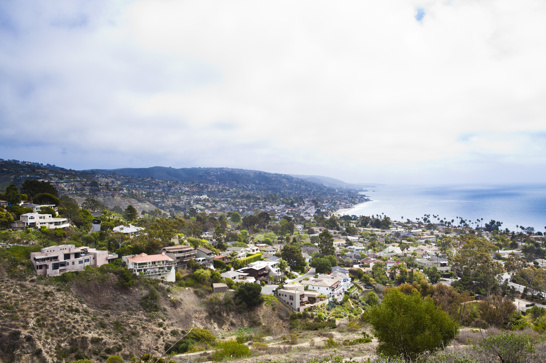 Vackra Laguna Beach sett från toppen av berget, där villorna huserar hela vägen ner till vattnet. Vackra Laguna Beach sett från toppen av berget, där villorna huserar hela vägen ner till vattnet.