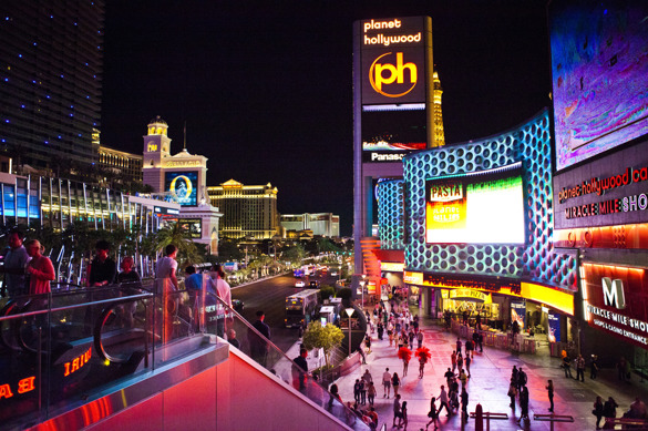Måndag som lördag, kväll som natt - i Vegas är det alltid folk, alltid neon och alltid fest. Måndag som lördag, kväll som natt - i Vegas är det alltid folk, alltid neon och alltid fest.