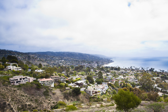 Vackra Laguna Beach sett från toppen av berget, där villorna huserar hela vägen ner till vattnet. Vackra Laguna Beach sett från toppen av berget, där villorna huserar hela vägen ner till vattnet.