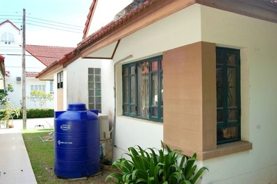 1,000 liter water tank with electric water pump