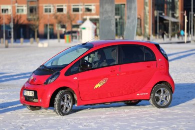 Thomas tyckte C Zero:n inte tydligt signalerar att den är eldriven, så han gjorde en egen logo. Så numer ser bilen ut så här: Thomas tyckte C Zero:n inte tydligt signalerar att den är eldriven, så han gjorde en egen logo. Så numer ser bilen ut så här: