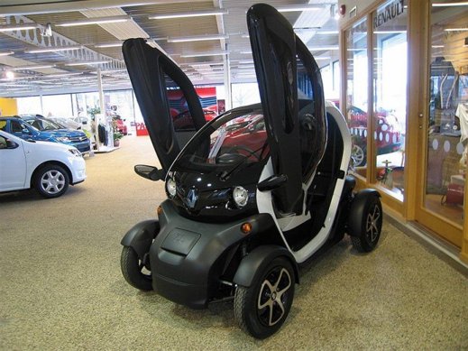 Twizy uppställd på Upplands Motor i Uppsala Twizy uppställd på Upplands Motor i Uppsala