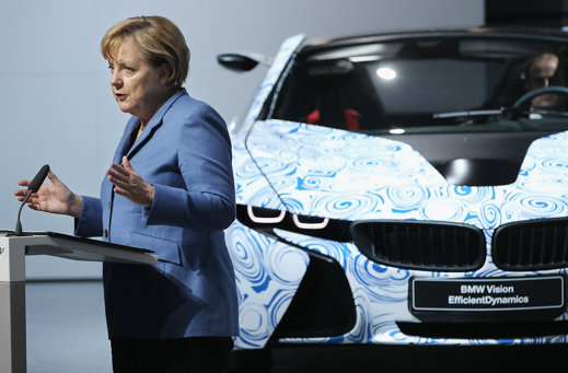 Angela Merkel med laddhybriden BMW i8 Angela Merkel med laddhybriden BMW i8