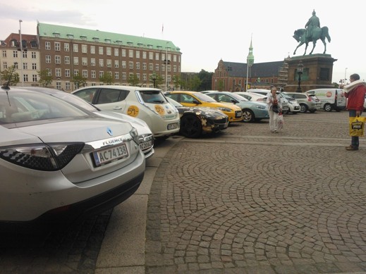 Elbilarna står uppradade och laddande Elbilarna står uppradade och laddande