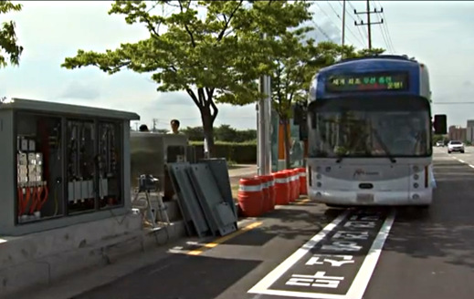 Markeringar på vägen visar var bussen kan ladda Markeringar på vägen visar var bussen kan ladda