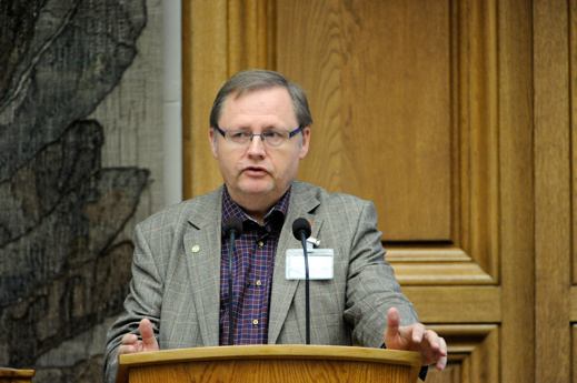 Riksdagsman Jan Lindholm (MP) vill att alla fossilbränslebilar skall vara avregistrerade senast 2030 Riksdagsman Jan Lindholm (MP) vill att alla fossilbränslebilar skall vara avregistrerade senast 2030
