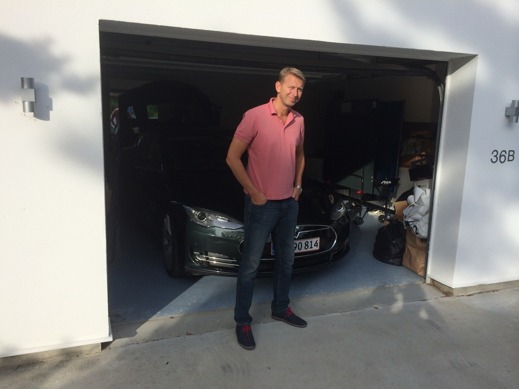 Peter Carlsson på besök i Höllviken där han bl.a. träffade Laddaelbilen.se och SunDrive AB, Juni 2014 Peter Carlsson på besök i Höllviken där han bl.a. träffade Laddaelbilen.se och SunDrive AB, Juni 2014