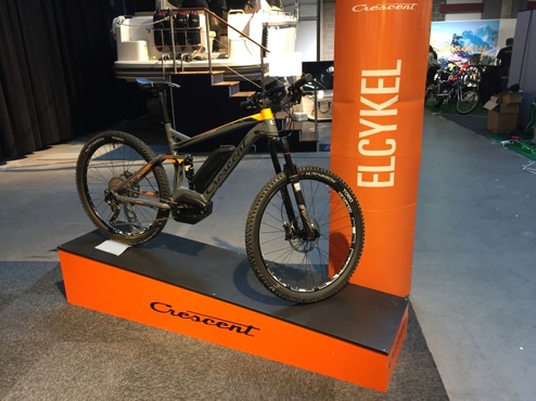 Elcyklar fanns det gott om på mässan, det har verkligen blitit populärt och det finns många fördelar. Dagen elcyklar laddar man enkelt hemma och både batterierna och motorerna har blivit bättre. Elcyklar fanns det gott om på mässan, det har verkligen blitit populärt och det finns många fördelar. Dagen elcyklar laddar man enkelt hemma och både batterierna och motorerna har blivit bättre.