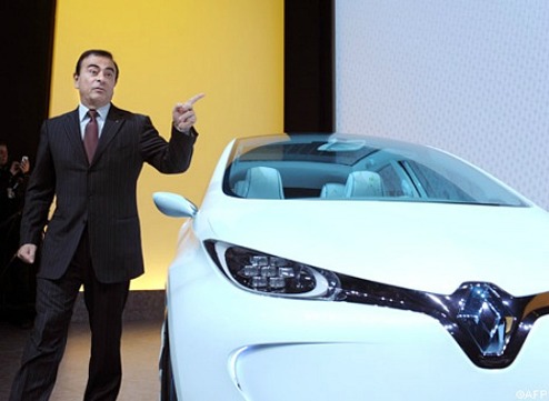 Carlos Ghosn pekar ut målet Carlos Ghosn pekar ut målet