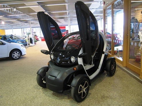 Twizy uppställd på Upplands Motor i Uppsala Twizy uppställd på Upplands Motor i Uppsala