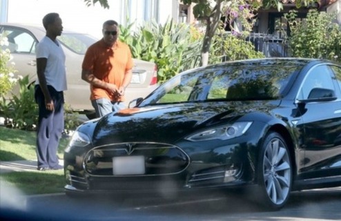 Laurence Fishburne vid sin Model S (Bild: Autoevolution.com) Laurence Fishburne vid sin Model S (Bild: Autoevolution.com)