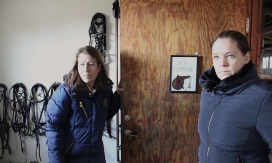 Catarina Hagstrand och Anna Lenfeldt menar att Lomma ridklubbs lokaler behöver rustas upp rejält. Och innan man får besked från kommunen så kan inget göras. Bild: Johanna M Karlsson Catarina Hagstrand och Anna Lenfeldt menar att Lomma ridklubbs lokaler behöver rustas upp rejält. Och innan man får besked från kommunen så kan inget göras. Bild: Johanna M Karlsson